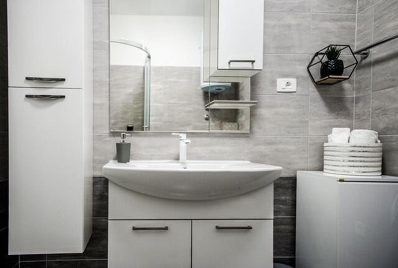 Apartments Zdeslav โรกอซนิซา ภายนอก รูปภาพ