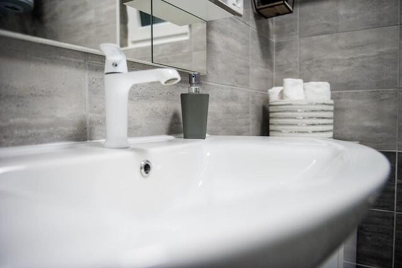 Apartments Zdeslav โรกอซนิซา ภายนอก รูปภาพ